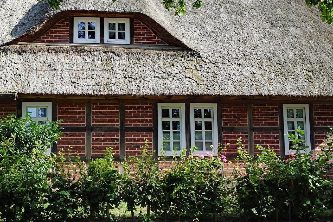Reetgedecktes Fachwerkhaus in der Lüneburger Heide